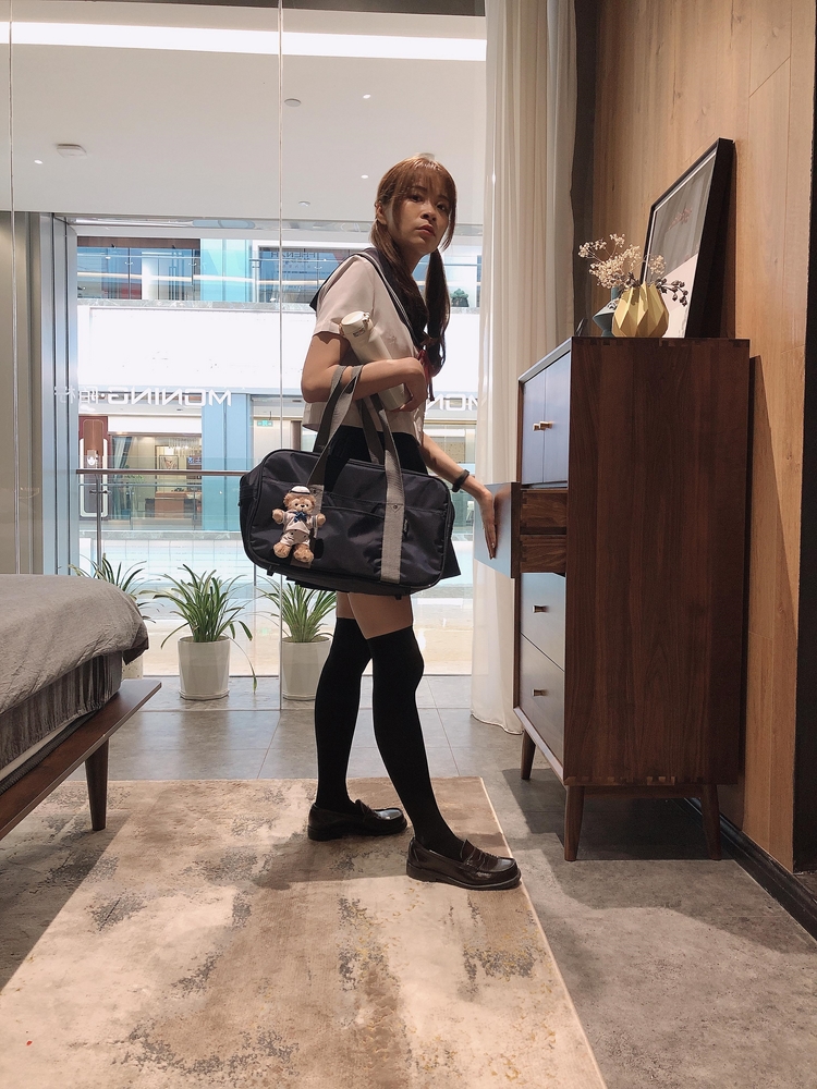 双马尾制服萌妹女孩黑丝美腿街拍养眼写真图片