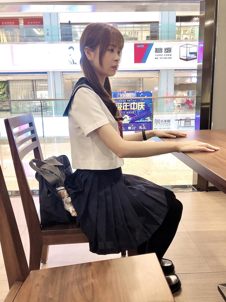 双马尾制服萌妹女孩黑丝美腿街拍养眼写真图片