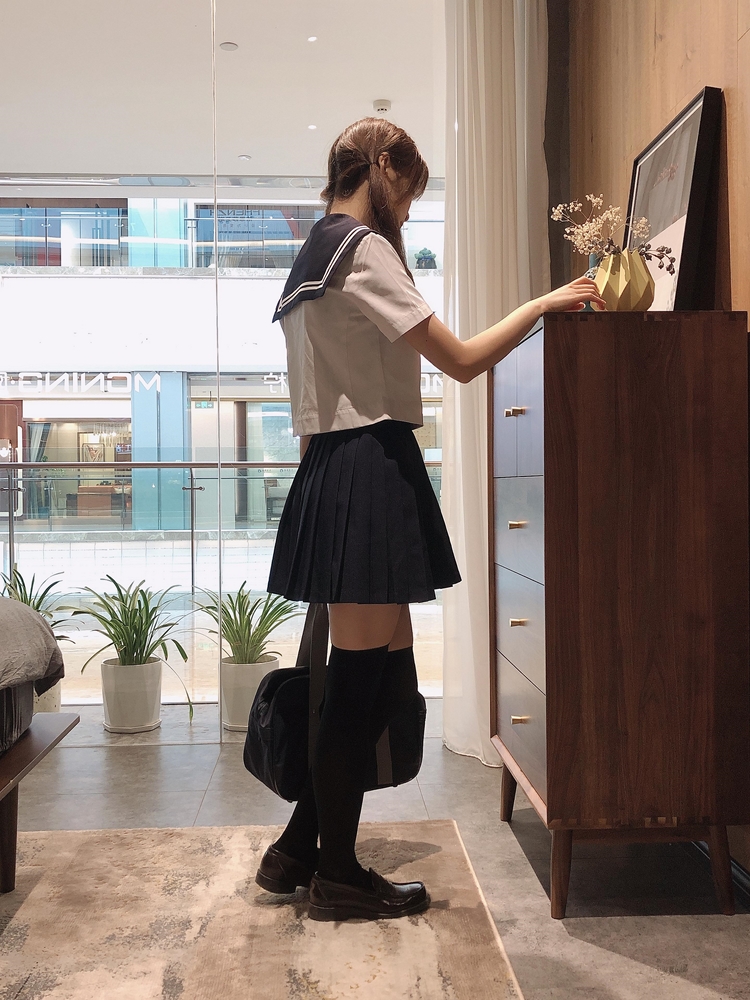 双马尾制服萌妹女孩黑丝美腿街拍养眼写真图片