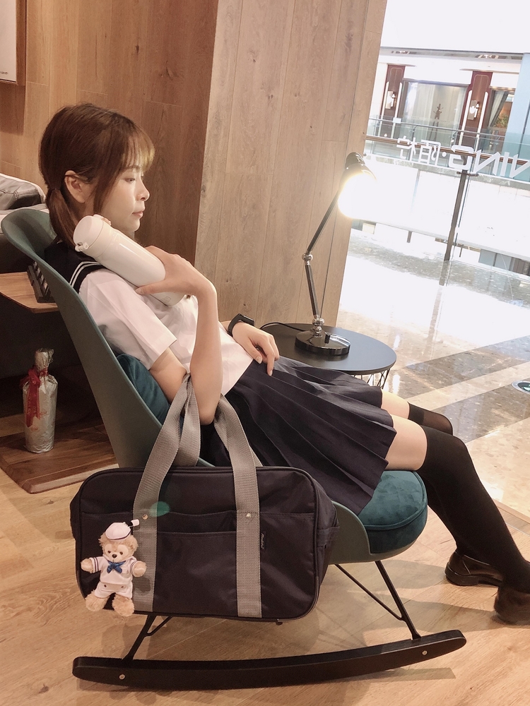 双马尾制服萌妹女孩黑丝美腿街拍养眼写真图片