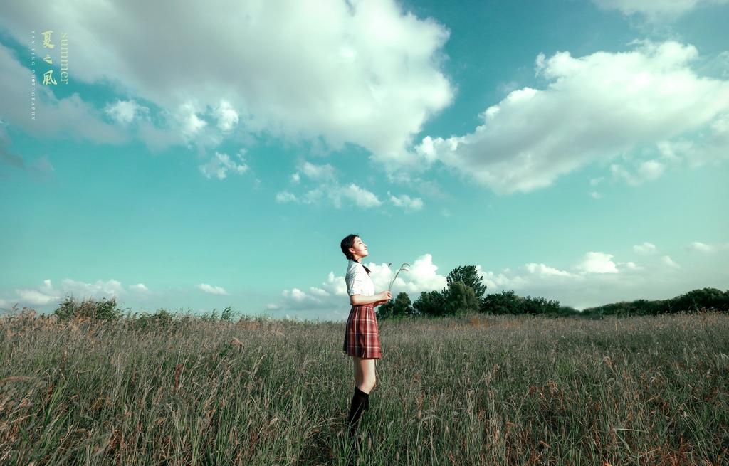 元气少女制服短裙黑丝美腿写真