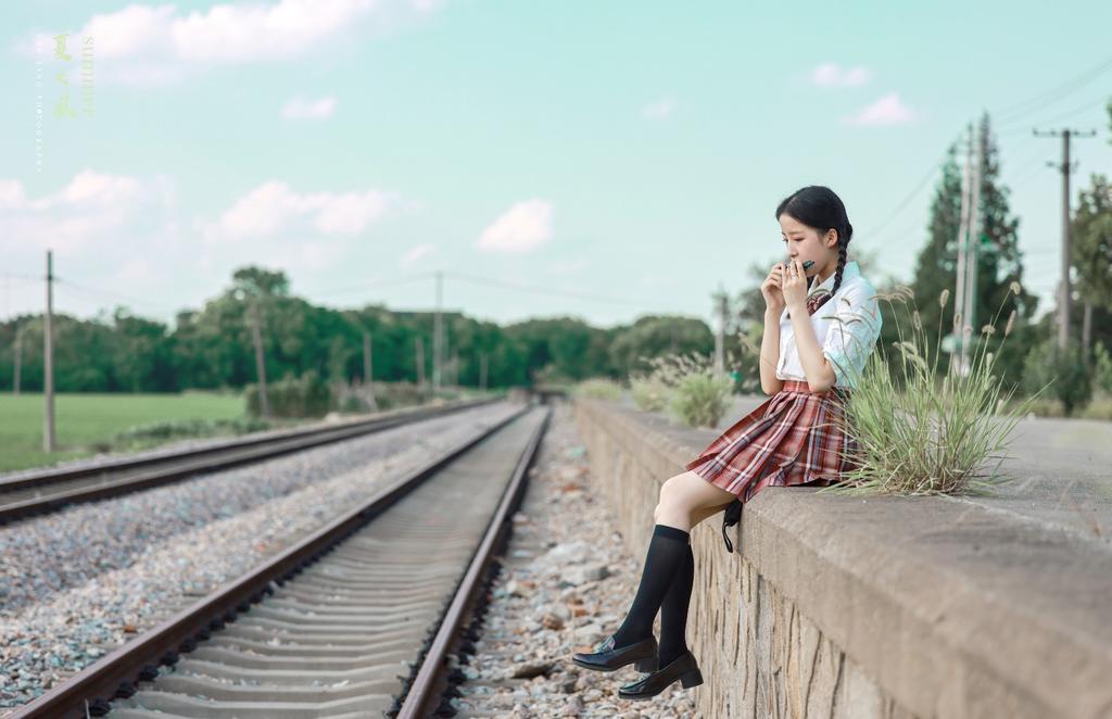 元气少女制服短裙黑丝美腿写真