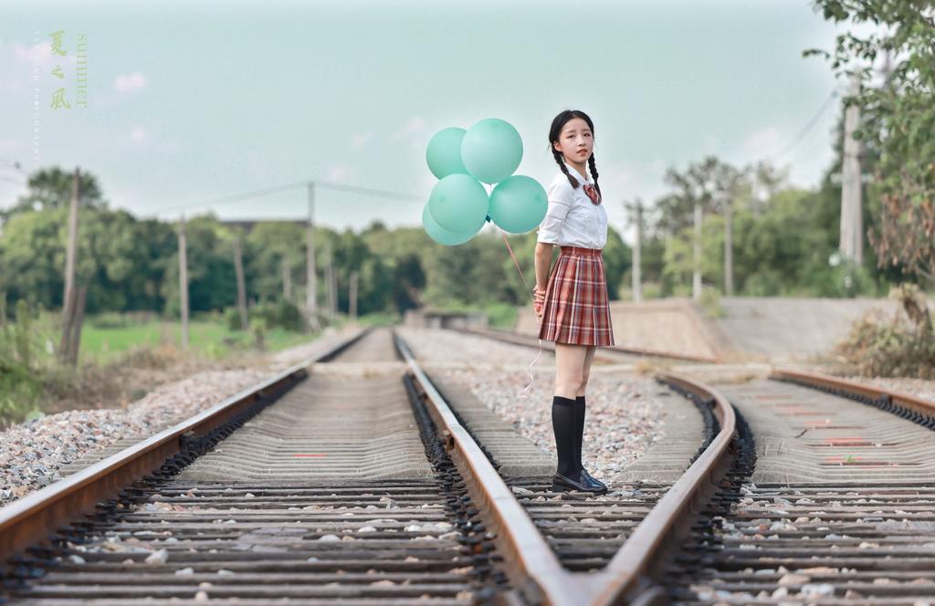 元气少女制服短裙黑丝美腿写真