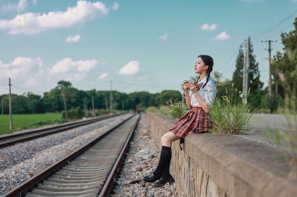 元气少女制服短裙黑丝美腿写真