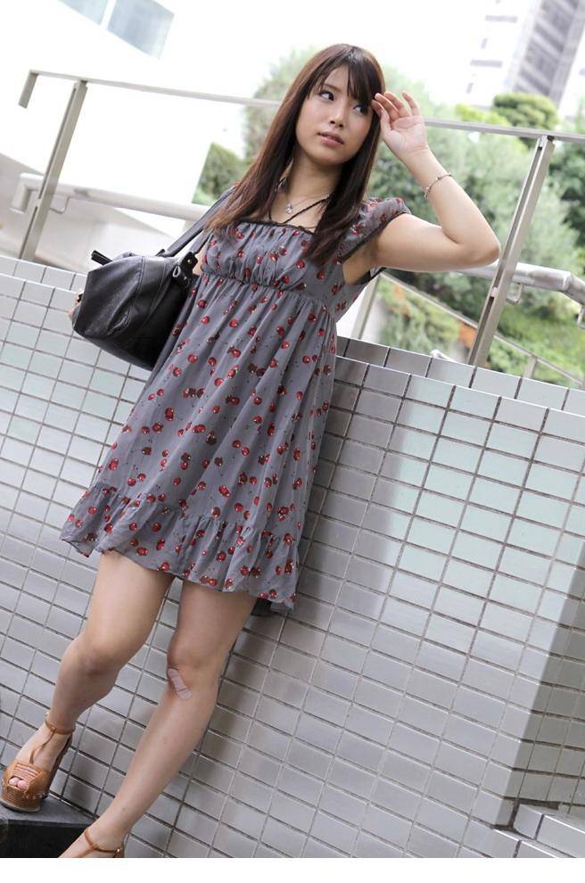 乌克兰美女性感小蛮腰古铜色肌肤酥胸迷人性感艺术照