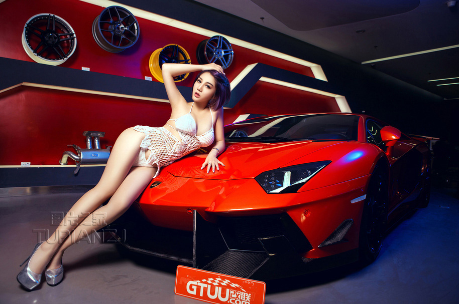 性感狂野香车美女图片 傲人双峰一览无遗