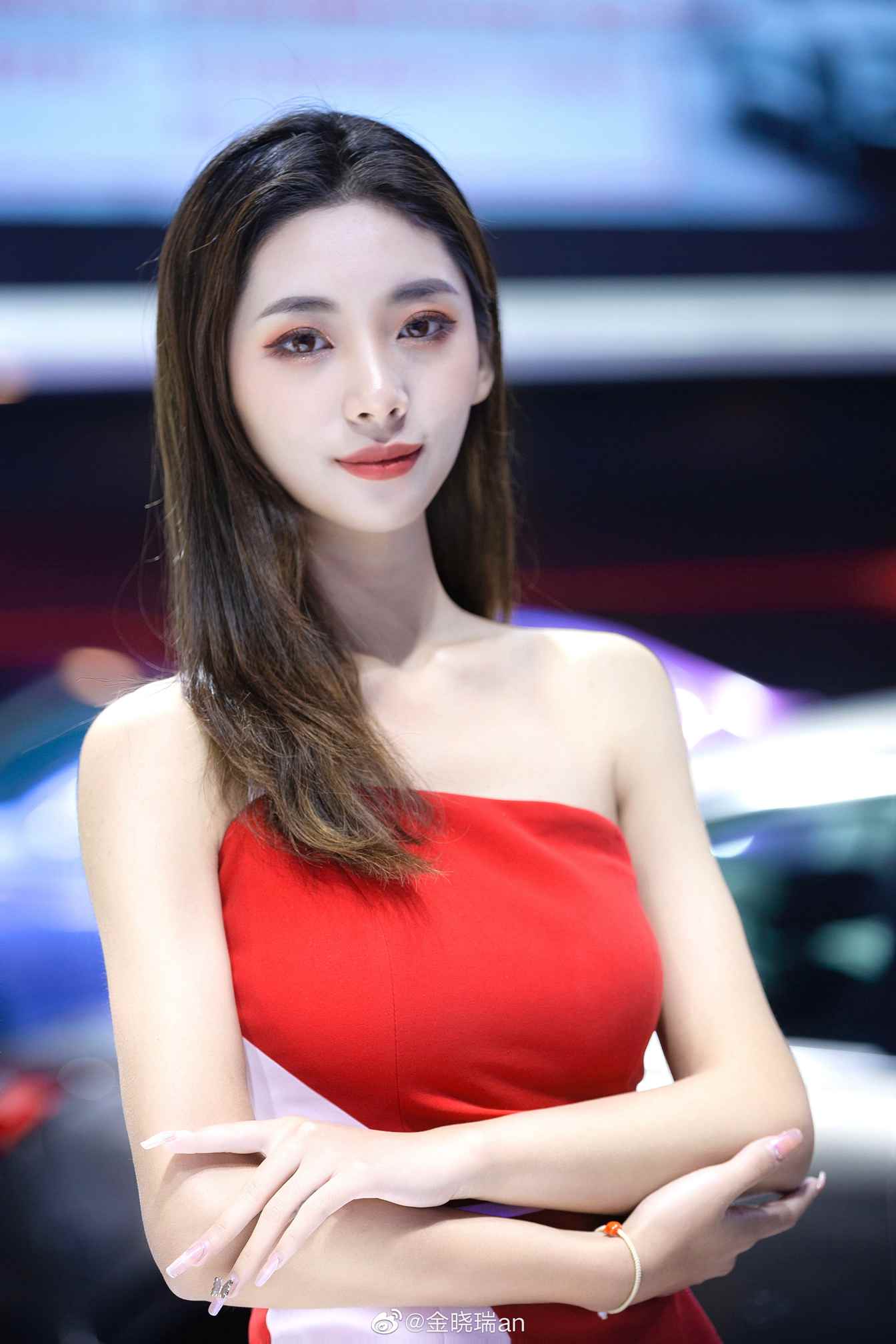 细腰长腿车模惹火销魂美女图片