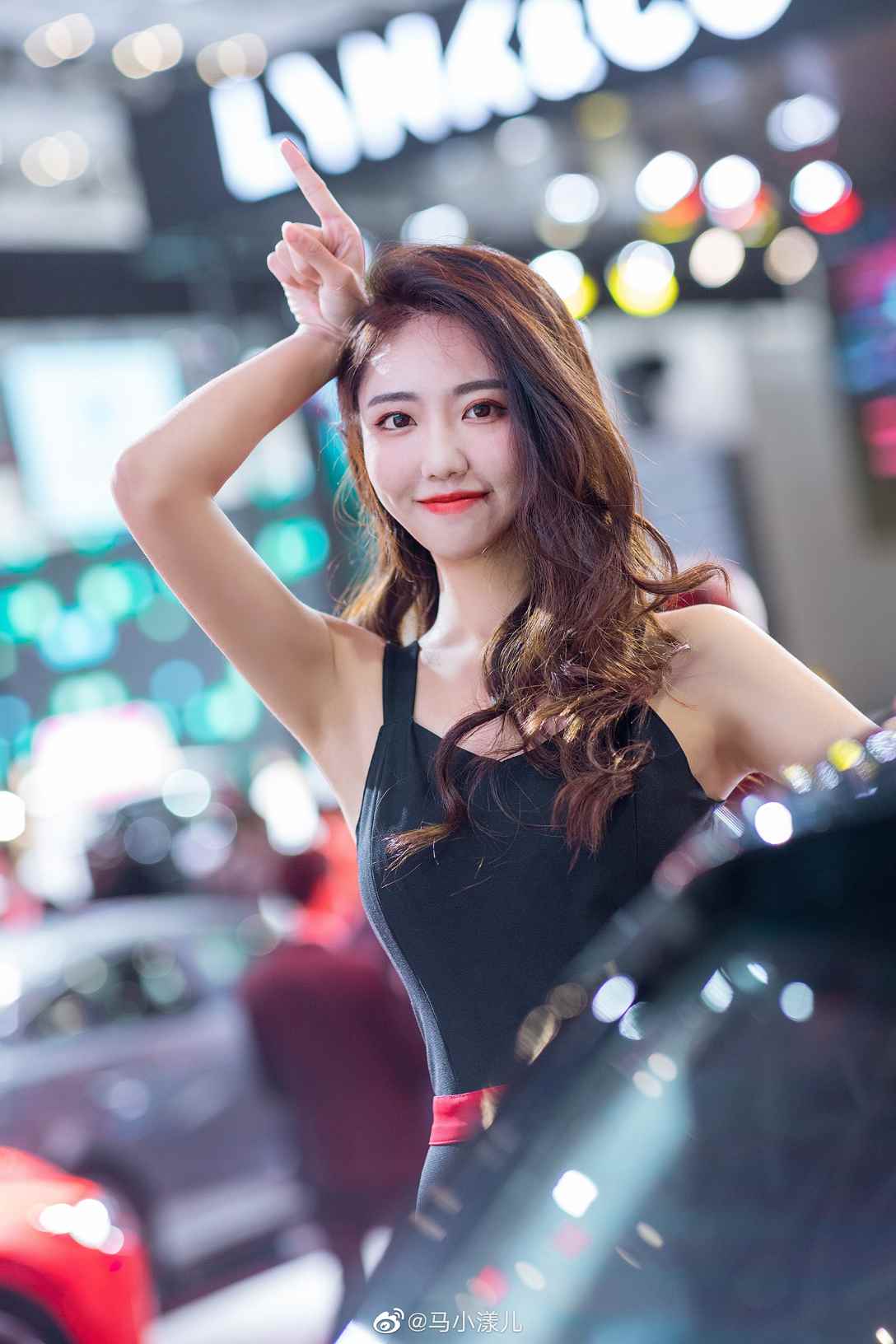 细腰长腿车模惹火销魂美女图片