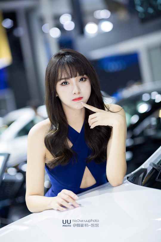 细腰长腿车模惹火销魂美女图片