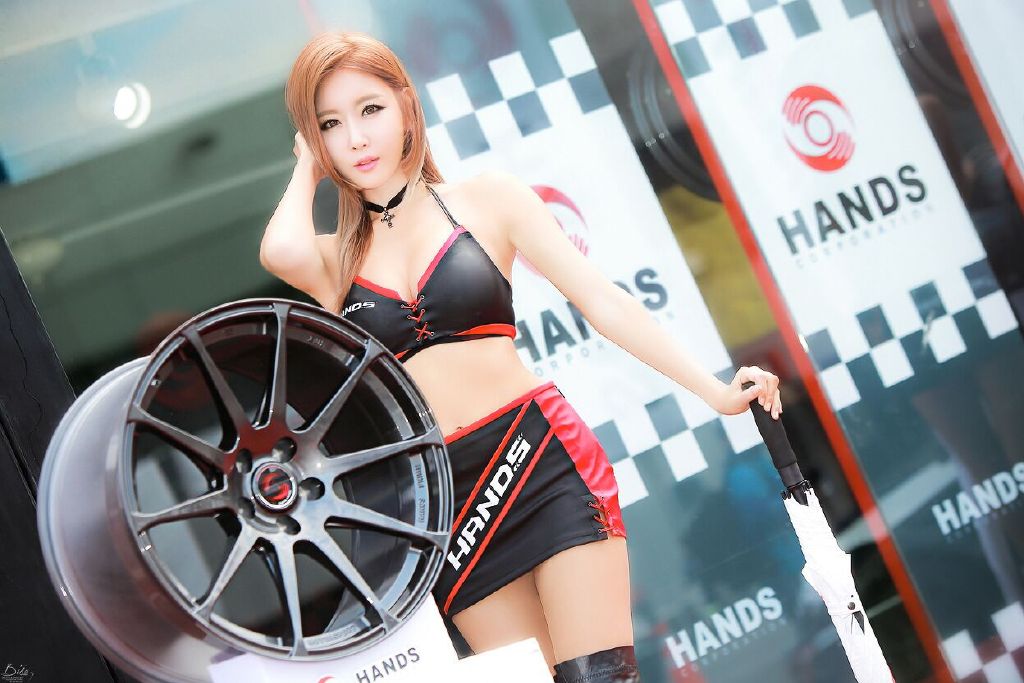 韩国弯弯的眼睛美女车模