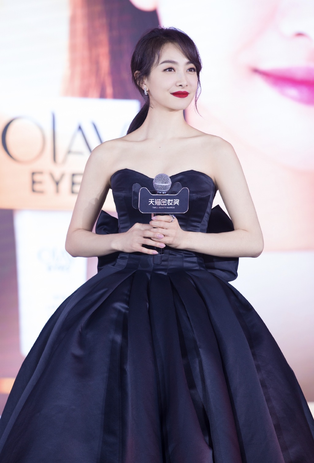 宋茜低胸裸肩黑裙亮相 演绎最美黑天鹅