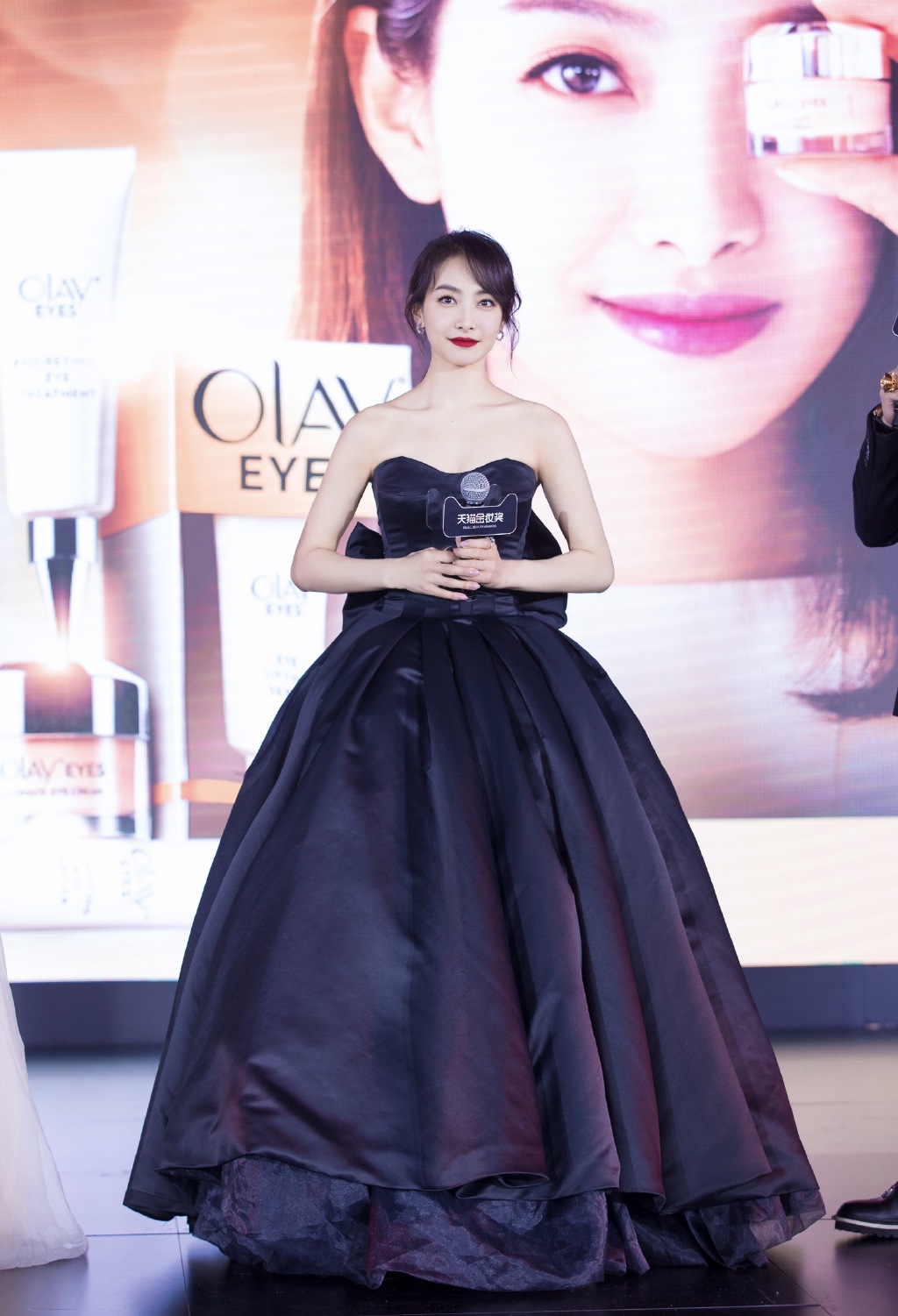 宋茜低胸裸肩黑裙亮相 演绎最美黑天鹅