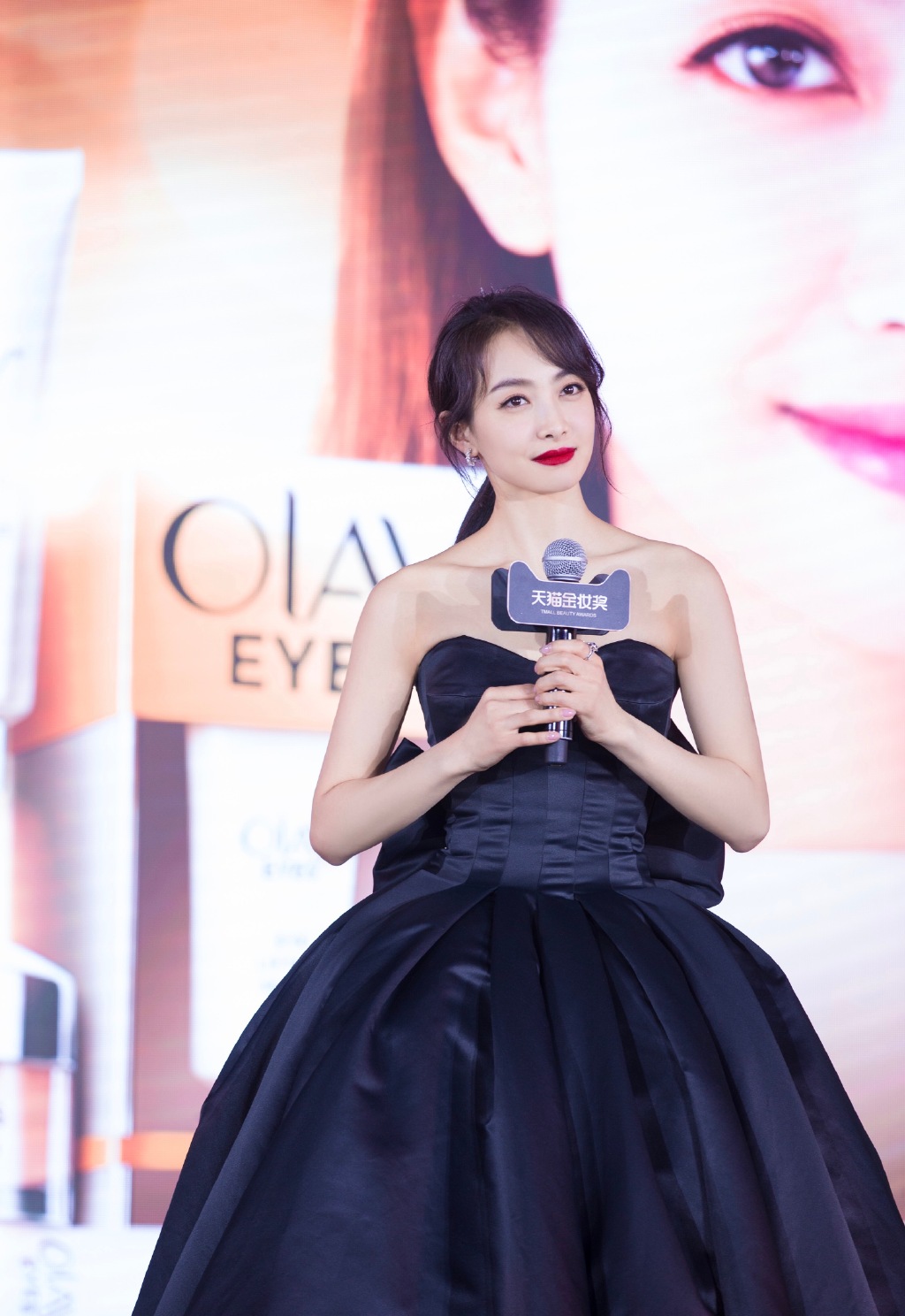 宋茜低胸裸肩黑裙亮相 演绎最美黑天鹅
