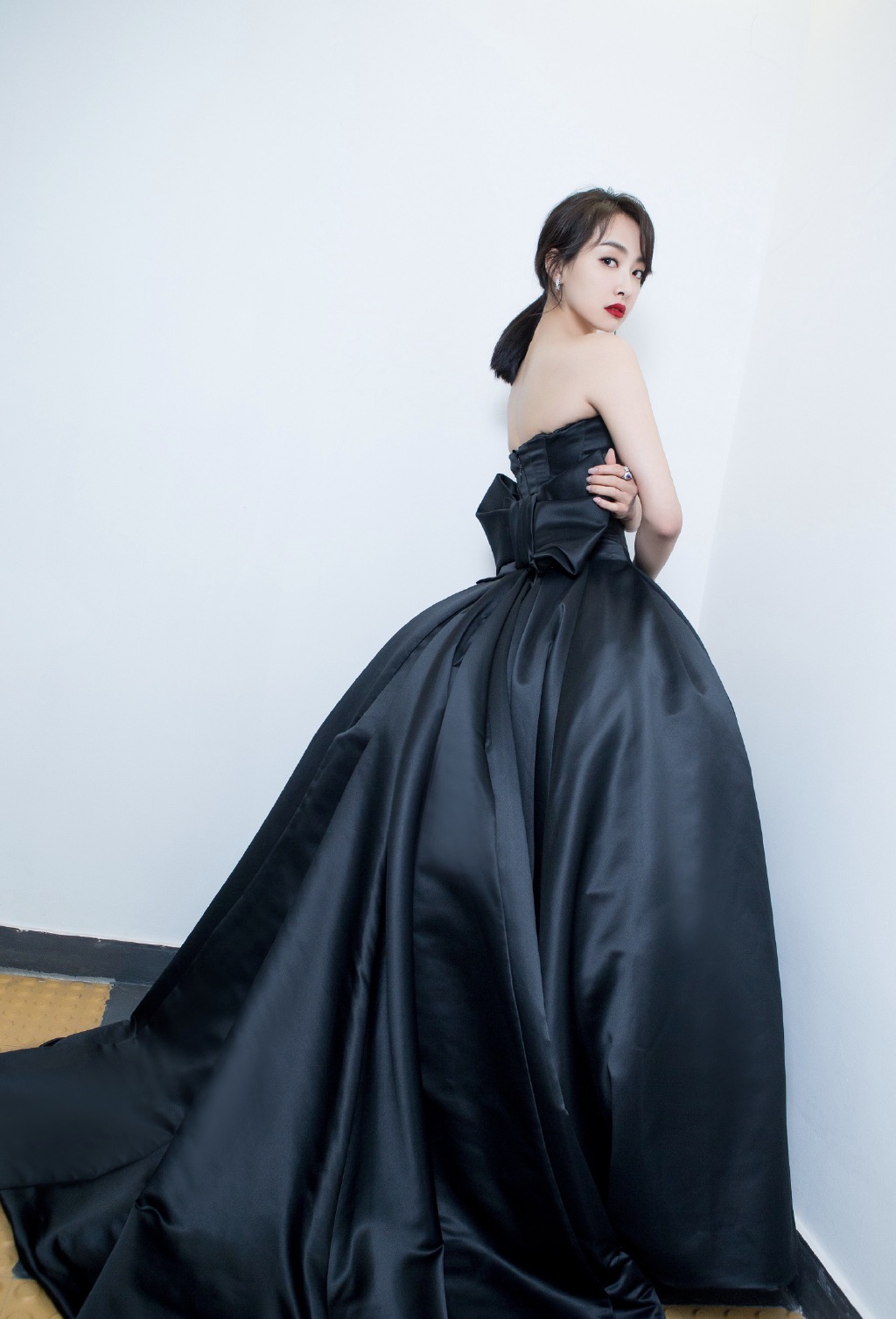 宋茜低胸裸肩黑裙亮相 演绎最美黑天鹅
