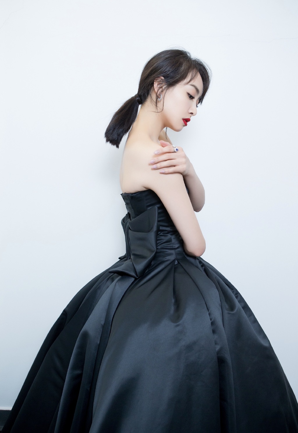 宋茜低胸裸肩黑裙亮相 演绎最美黑天鹅