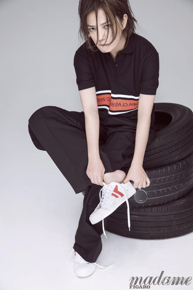 赵薇帅气短发写真图片  表情俏皮无架子