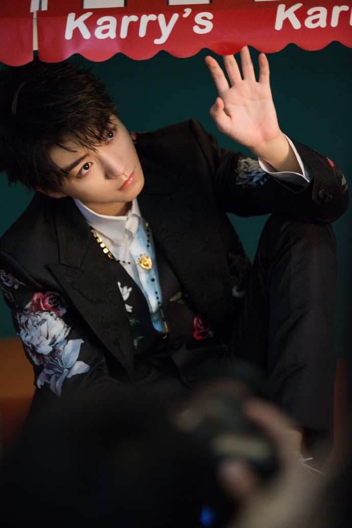 王俊凯造型多变少年感十足完美诠释炫丽青春写真