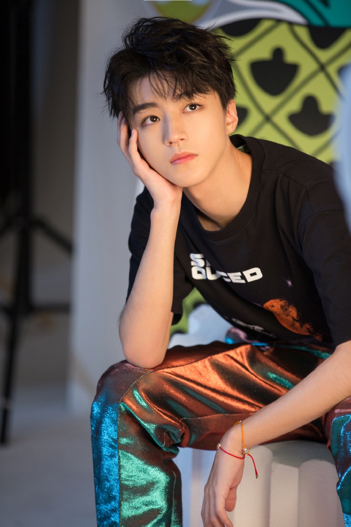 王俊凯造型多变少年感十足完美诠释炫丽青春写真