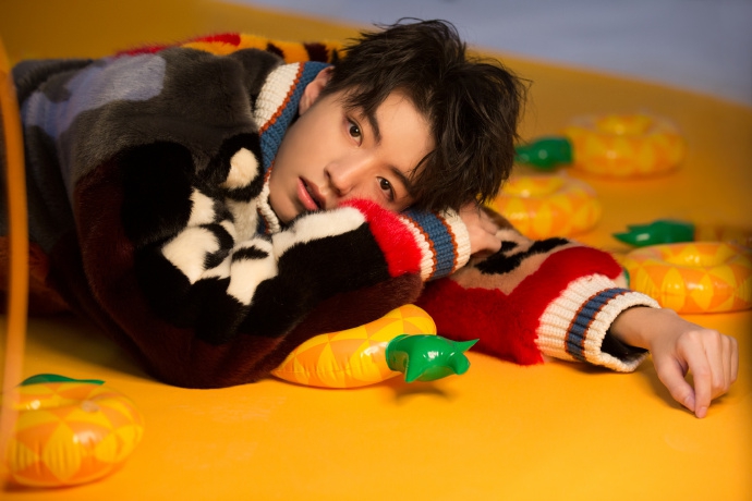 王俊凯造型多变少年感十足完美诠释炫丽青春写真