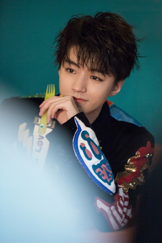 王俊凯造型多变少年感十足完美诠释炫丽青春写真