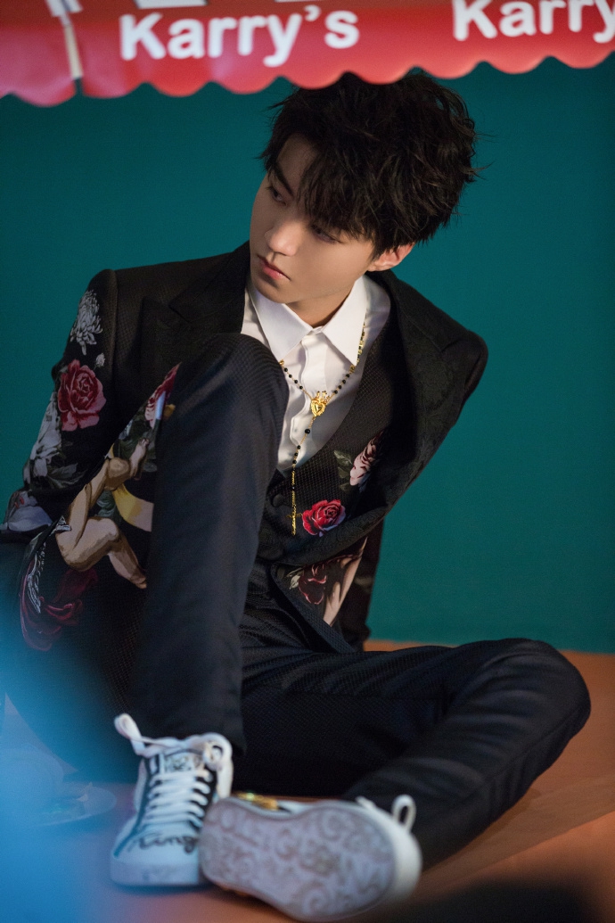 王俊凯造型多变少年感十足完美诠释炫丽青春写真