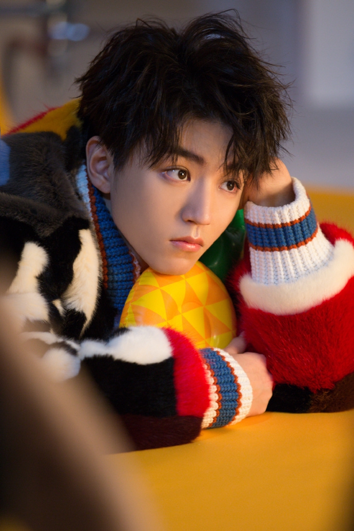 王俊凯造型多变少年感十足完美诠释炫丽青春写真