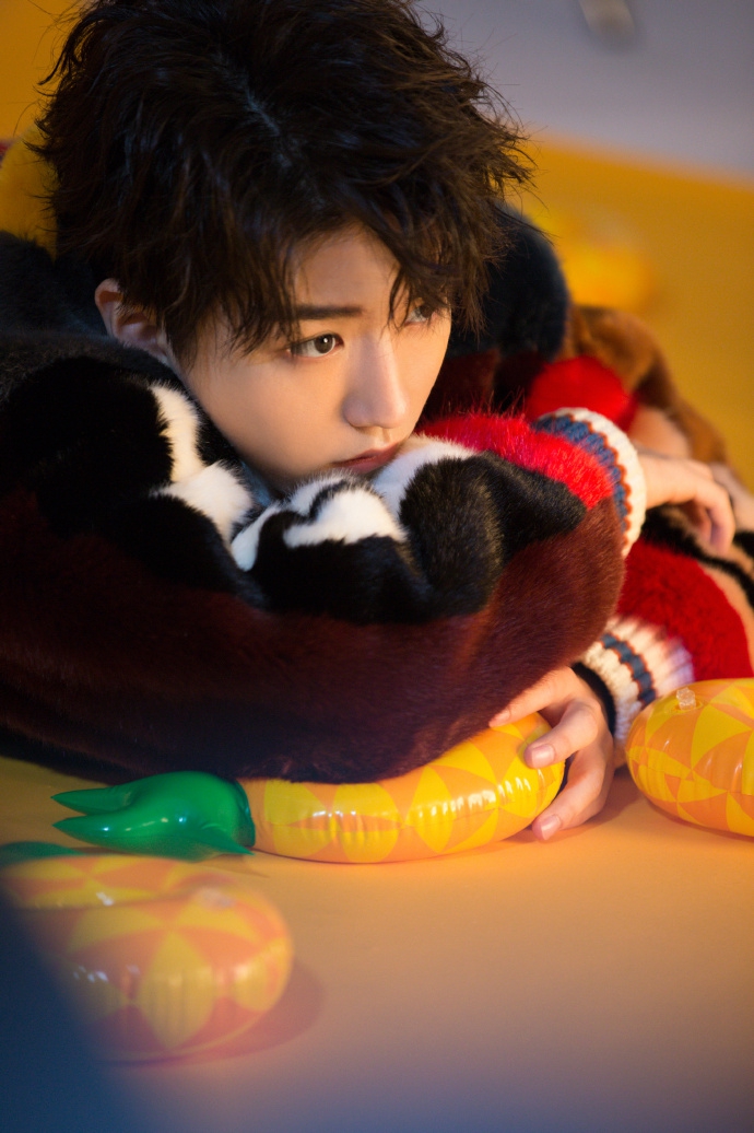 王俊凯造型多变少年感十足完美诠释炫丽青春写真