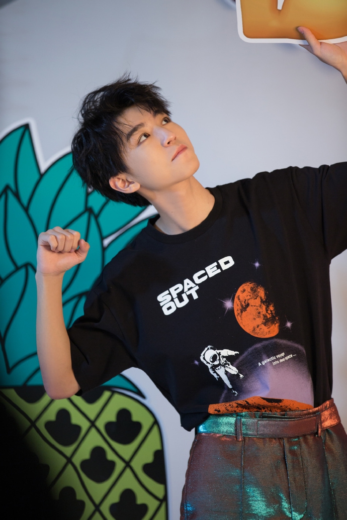 王俊凯造型多变少年感十足完美诠释炫丽青春写真