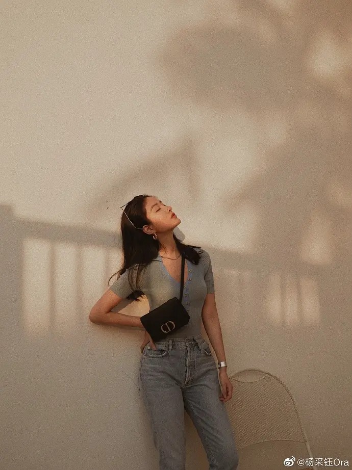 慵懒港风女郎五官精致漂亮写真