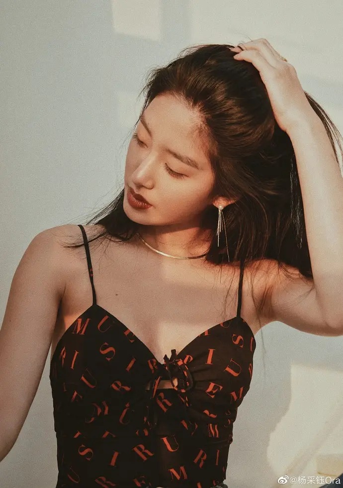 慵懒港风女郎五官精致漂亮写真