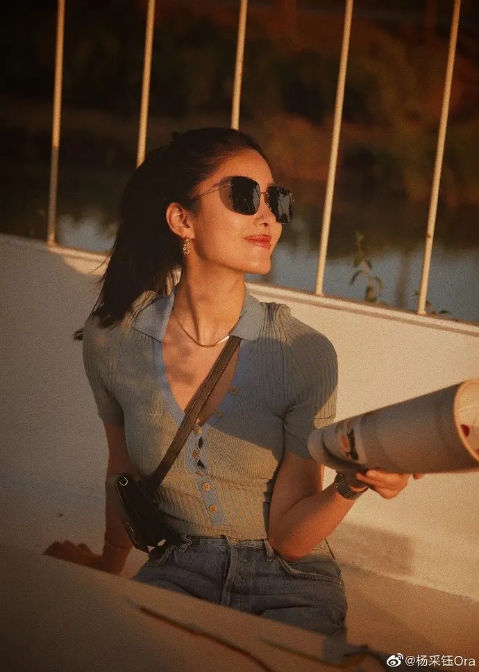 慵懒港风女郎五官精致漂亮写真