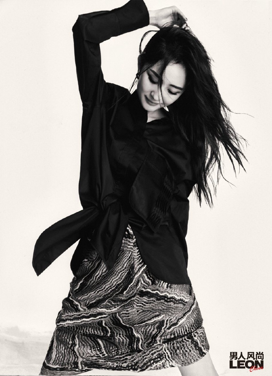 杨幂烟熏妆容又美又飒杂志写真