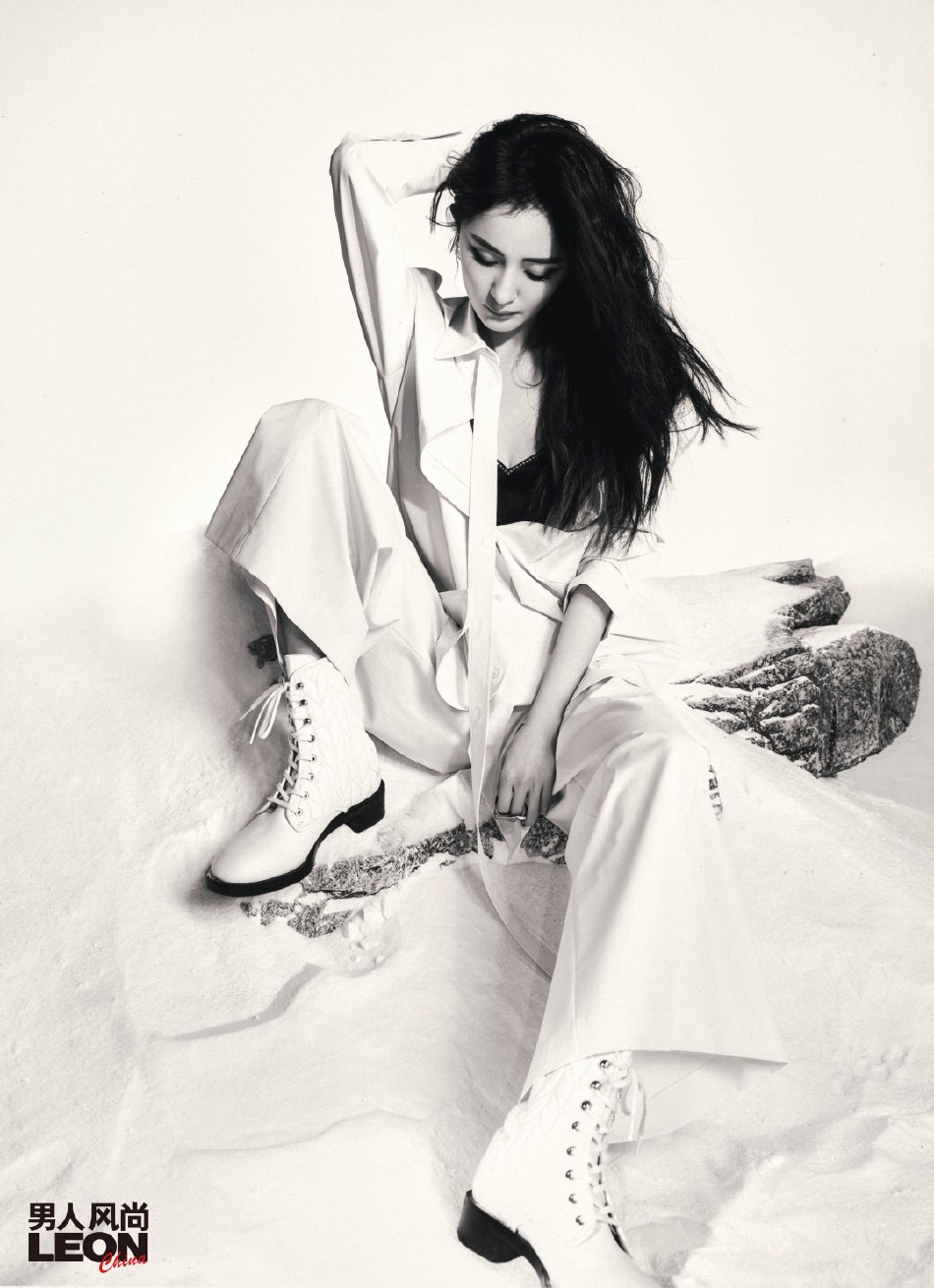 杨幂烟熏妆容又美又飒杂志写真