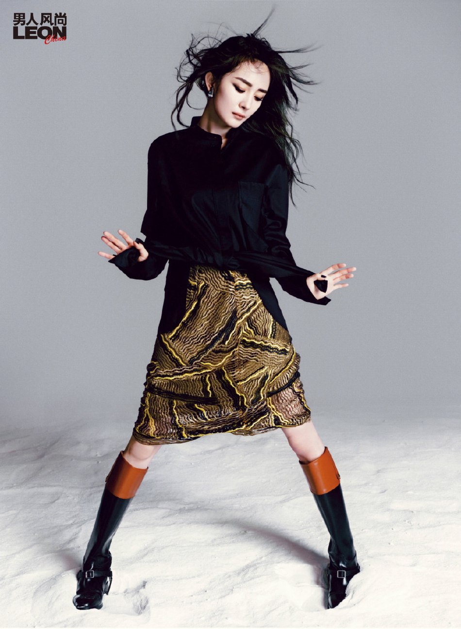 杨幂烟熏妆容又美又飒杂志写真