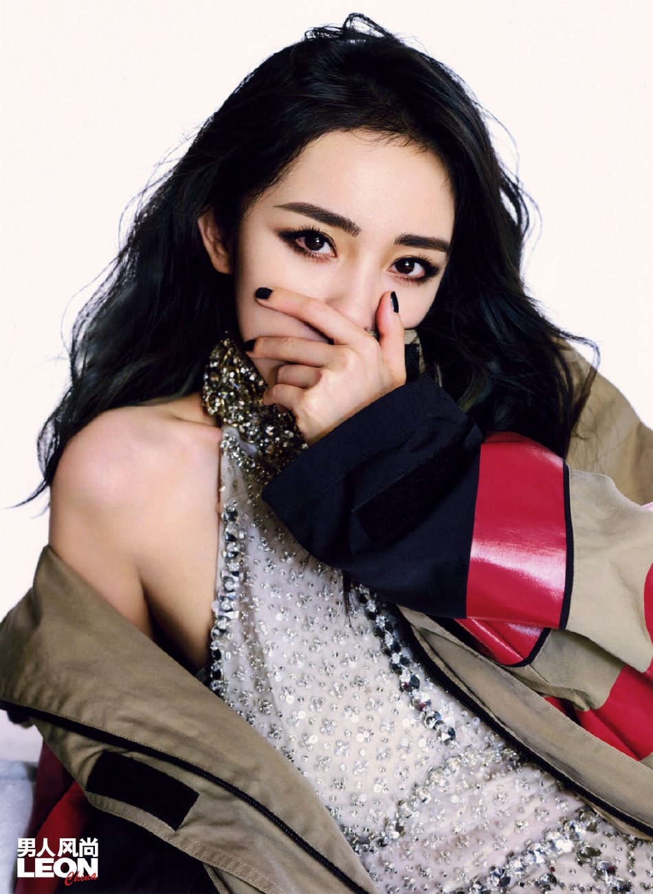 杨幂烟熏妆容又美又飒杂志写真