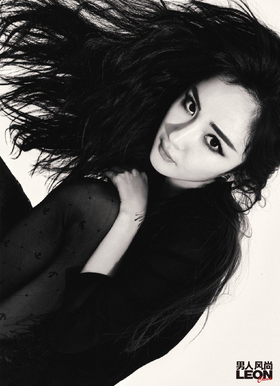 杨幂烟熏妆容又美又飒杂志写真