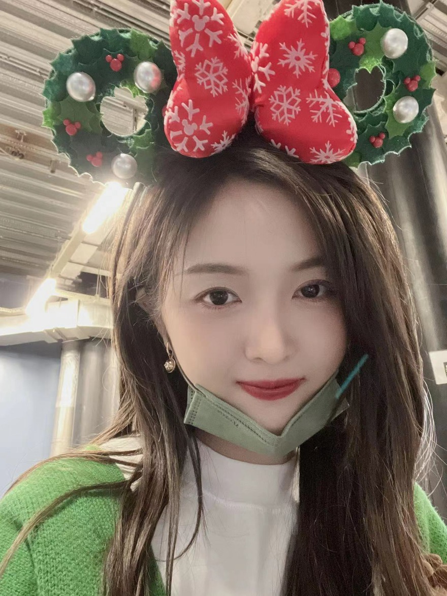 吴宣仪晒迪士尼游客照少女感满分