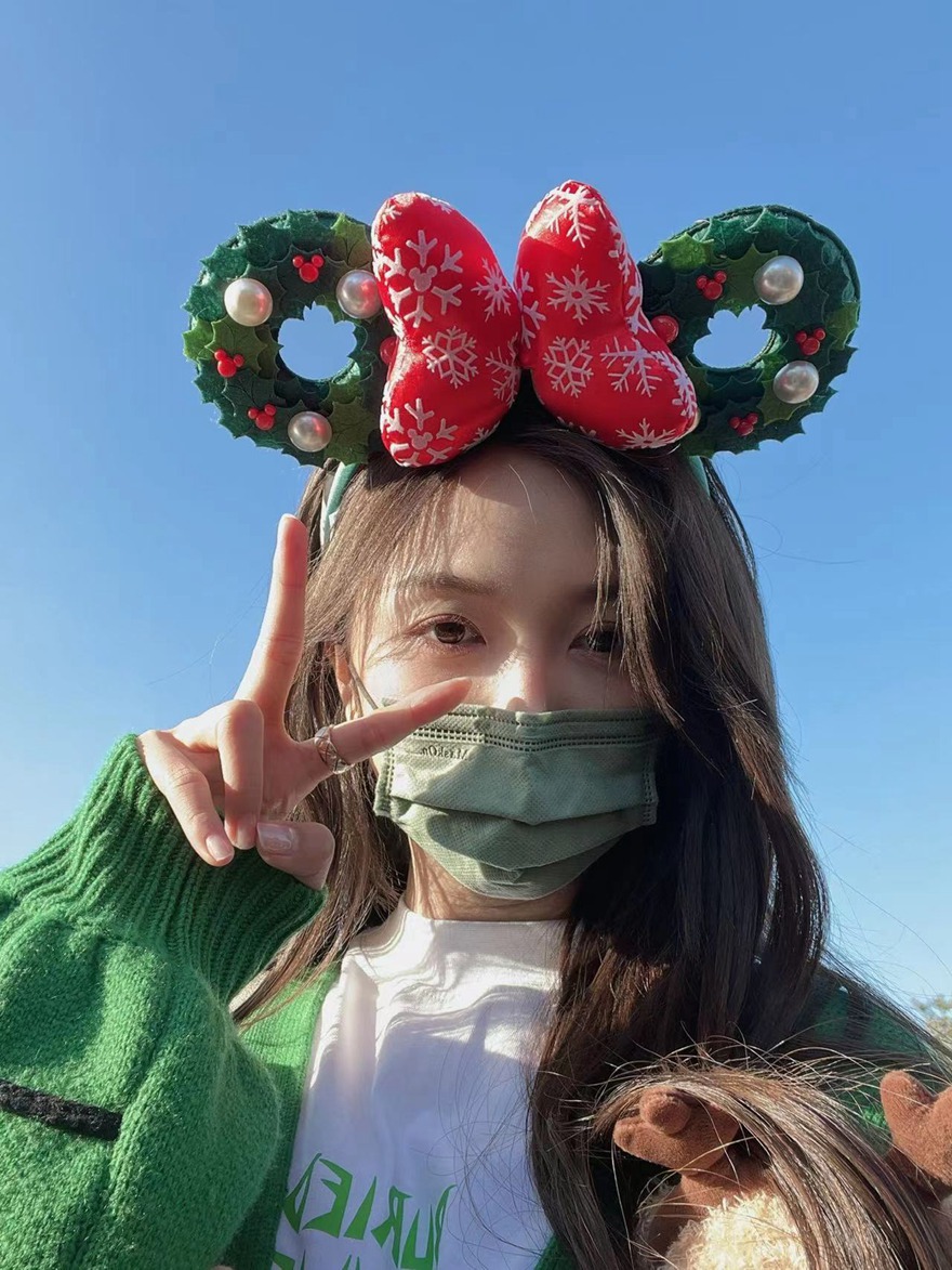 吴宣仪晒迪士尼游客照少女感满分