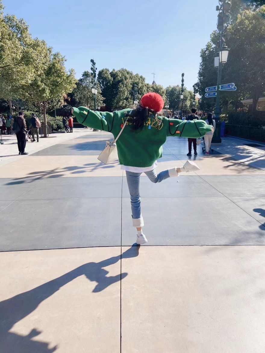 吴宣仪晒迪士尼游客照少女感满分