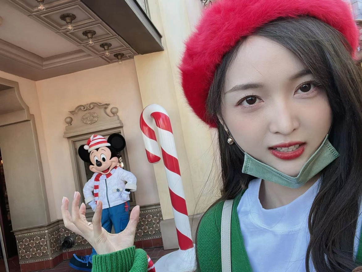 吴宣仪晒迪士尼游客照少女感满分