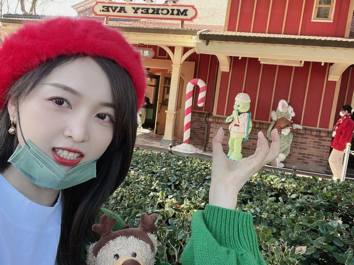 吴宣仪晒迪士尼游客照少女感满分