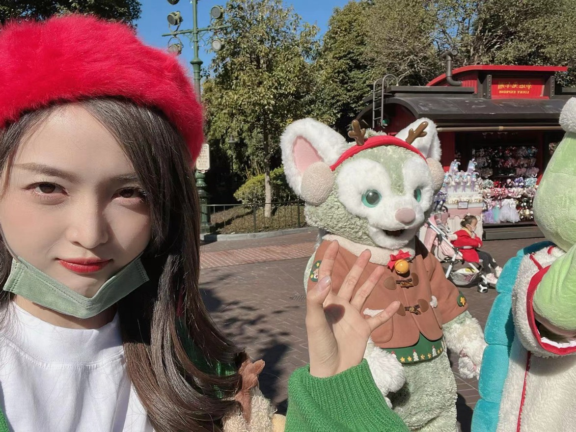 吴宣仪晒迪士尼游客照少女感满分