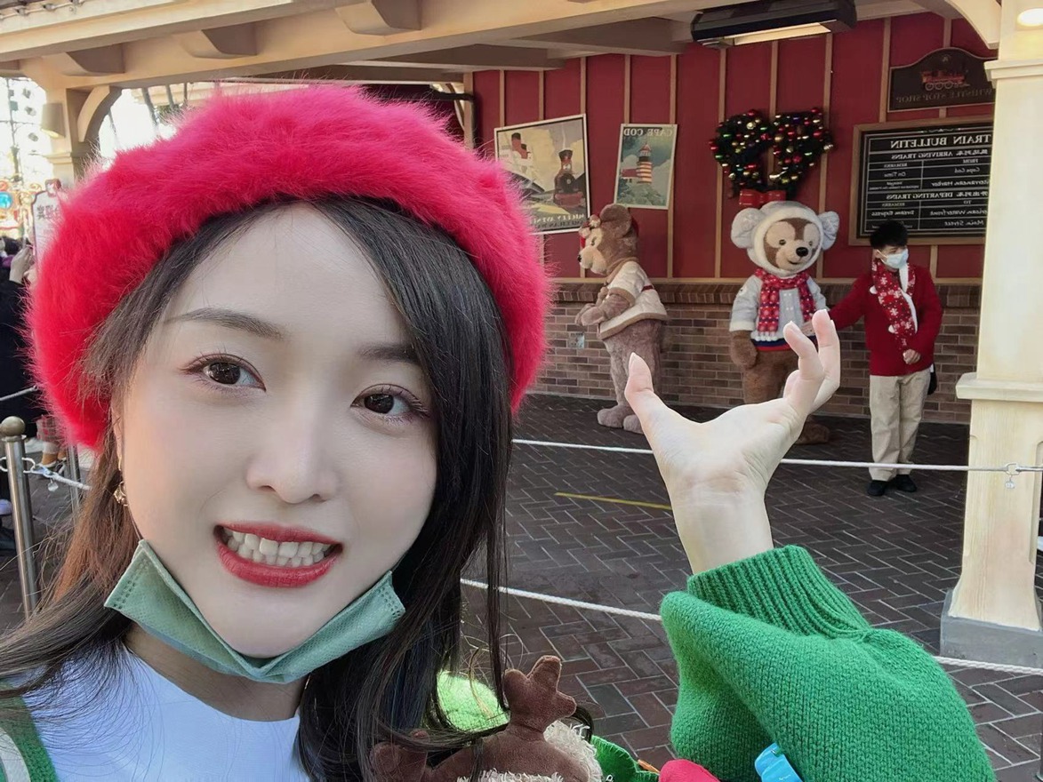 吴宣仪晒迪士尼游客照少女感满分