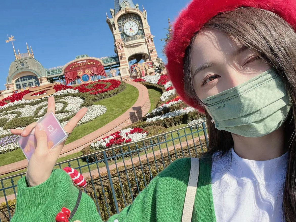 吴宣仪晒迪士尼游客照少女感满分