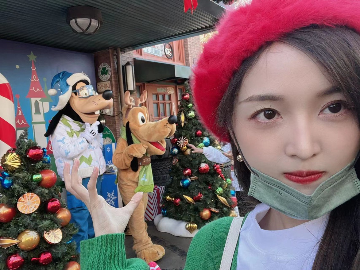 吴宣仪晒迪士尼游客照少女感满分