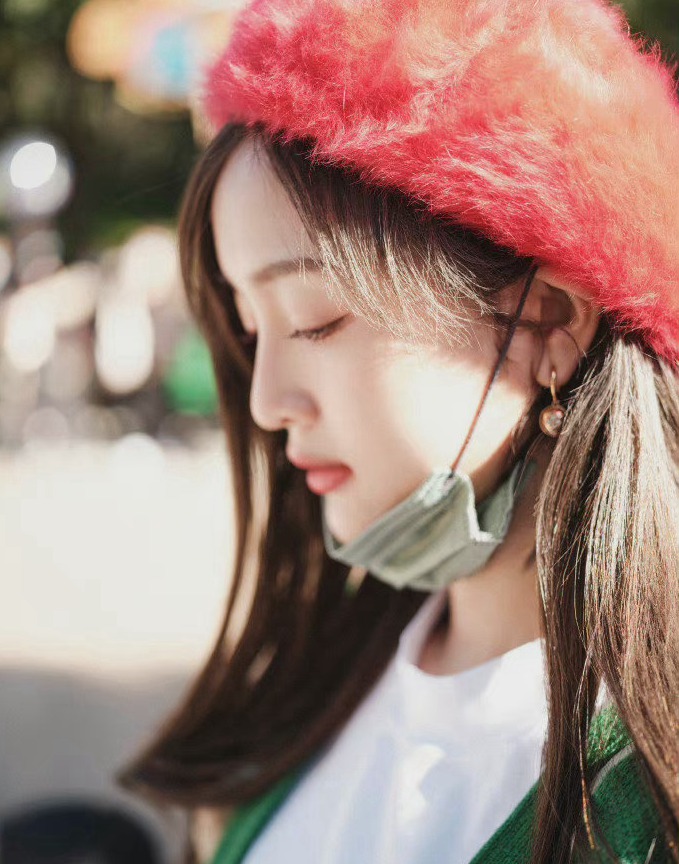 吴宣仪晒迪士尼游客照少女感满分