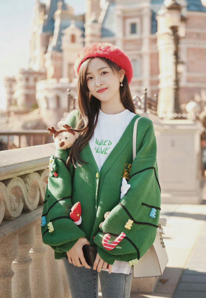 吴宣仪晒迪士尼游客照少女感满分