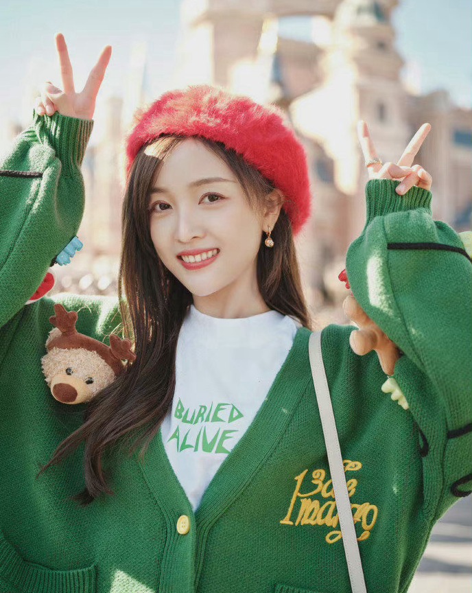 吴宣仪晒迪士尼游客照少女感满分