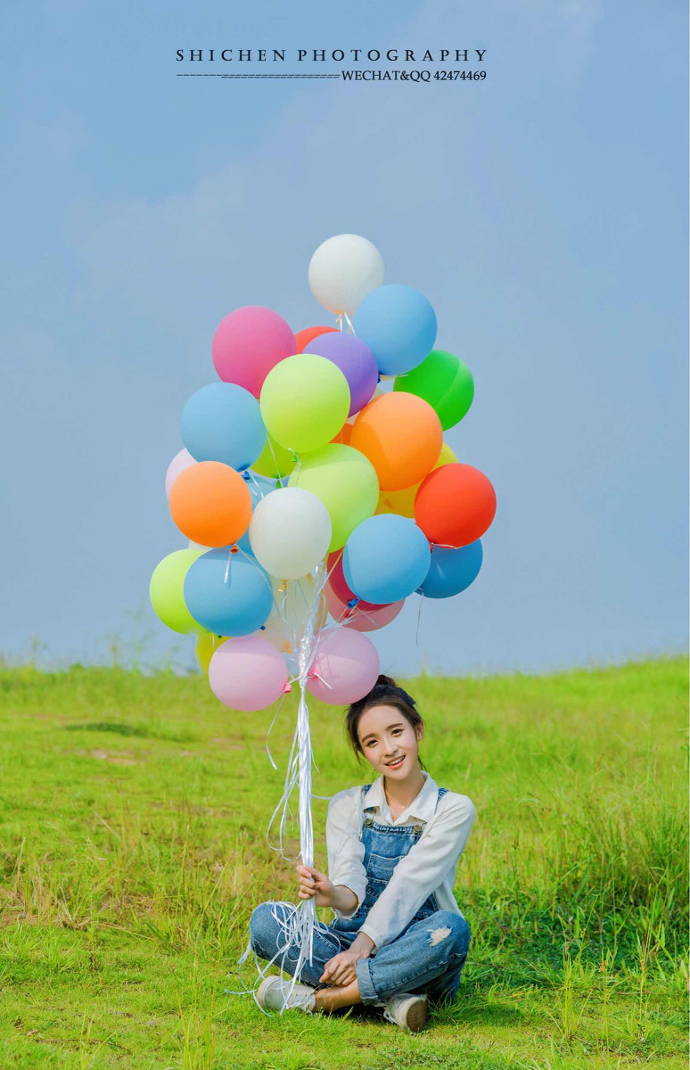 玩气球的牛仔裤背带女孩