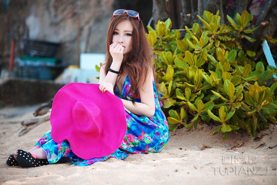 海边清纯少女生活照 甜美风十足